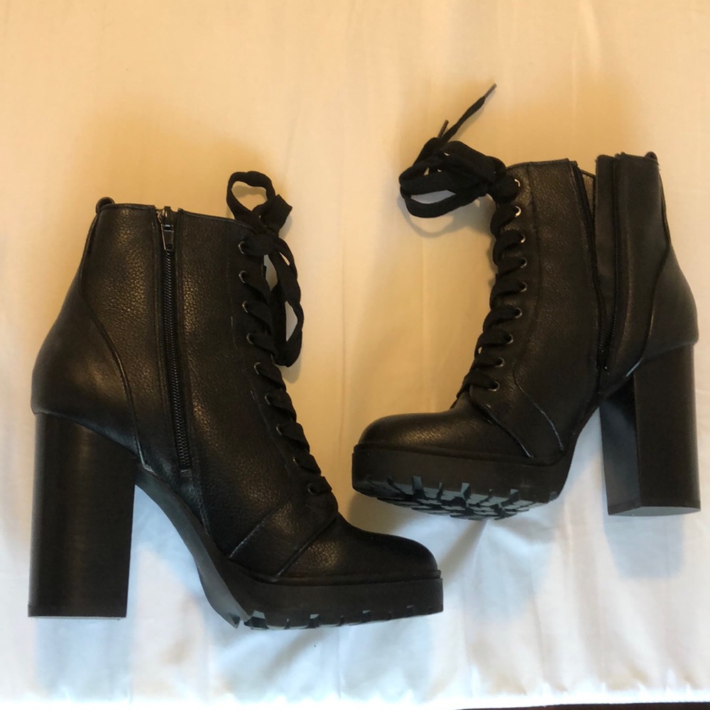 Steve Madden platform booties. Never been worn size 8 black lace up.
